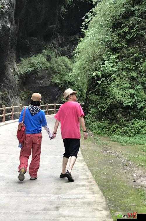 和朋友夫妻旅游同住：是随性还是越界